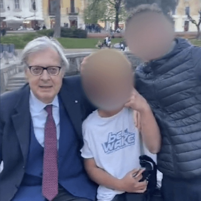 Vittorio Sgarbi, selfie con due minorenni e insulto omofobo: "Non siete fin*cchi? W la f*ga" (VIDEO) - Vittorio Sgarbi 2 - Gay.it Blog