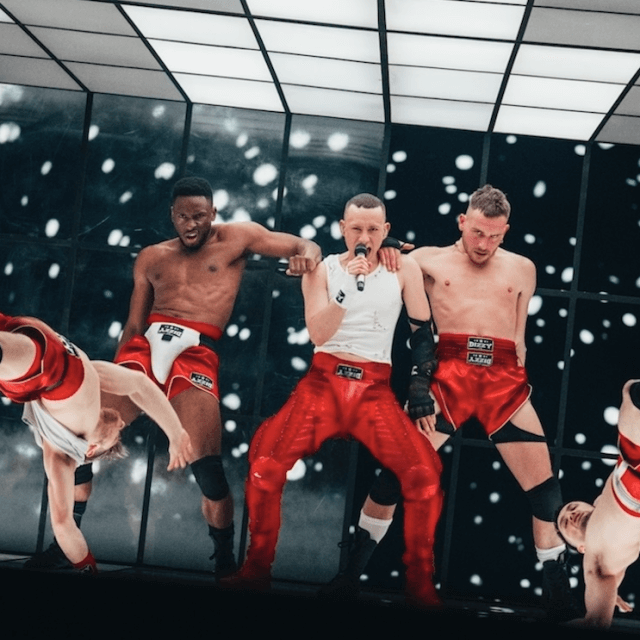Eurovision 2024, Olly Alexander alle prove in una palestra post-apocalittica che trasuda omoerotismo con Dizzy (VIDEO e FOTO) - Olly Alexander Eurovision 2024 foto - Gay.it Blog
