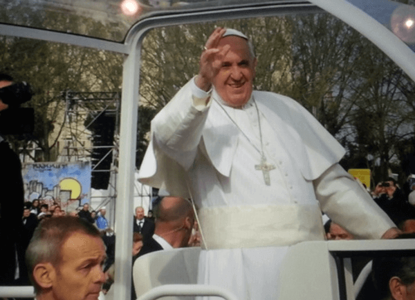 Bergoglio e i gay: come i dalmata con Crudelia Demon - bergoglio napoli dalmata - Gay.it Blog