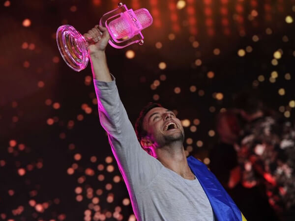 E per fortuna, il #VoloDalleScale non ha vinto Eurovision - eurovision finale - Gay.it Blog