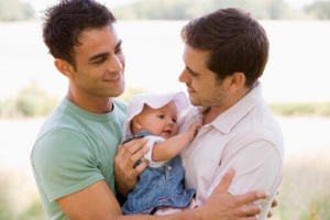 Family Day, un vero uomo non cambia i pannolini - coppia gay - Gay.it Blog