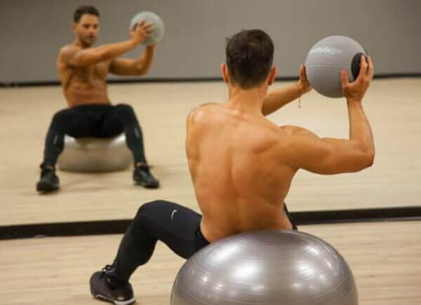 L'allenamento addominali per chi ha poco tempo per la palestra - cristian zanda palla fitness 1 - Gay.it Blog