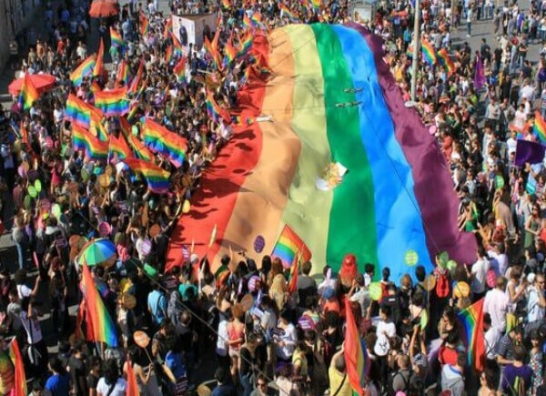 Gay Pride 2.0: serve ancora sventolare bandiere e aggirarci in deshabillé? - gay pride - Gay.it Blog